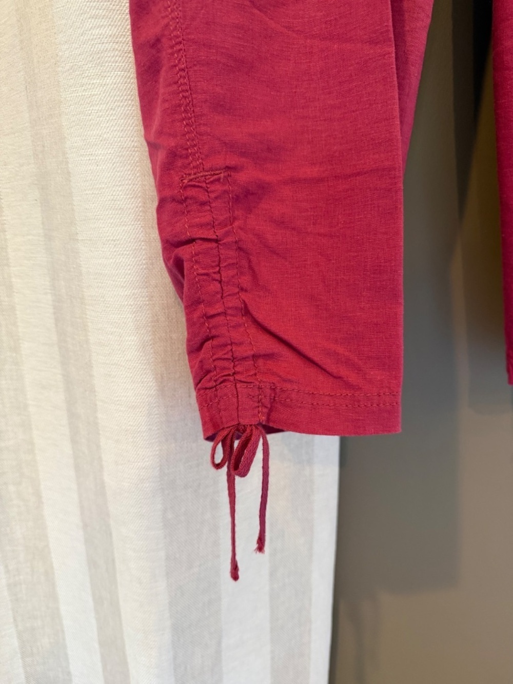 Gloria Vanderbilt Raspberry Linen Blend Cropped Ruched Pants, Size 10 - Picture 4 of 11